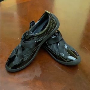 Cole Haan Patent Leather stylish shoe! Cute